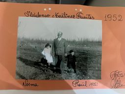 El pionero español y sus hijos apostando por el suelo de Patagonia. Foto: gentileza. El pionero español y sus hijos apostando por el suelo de Patagonia. Foto: gentileza.