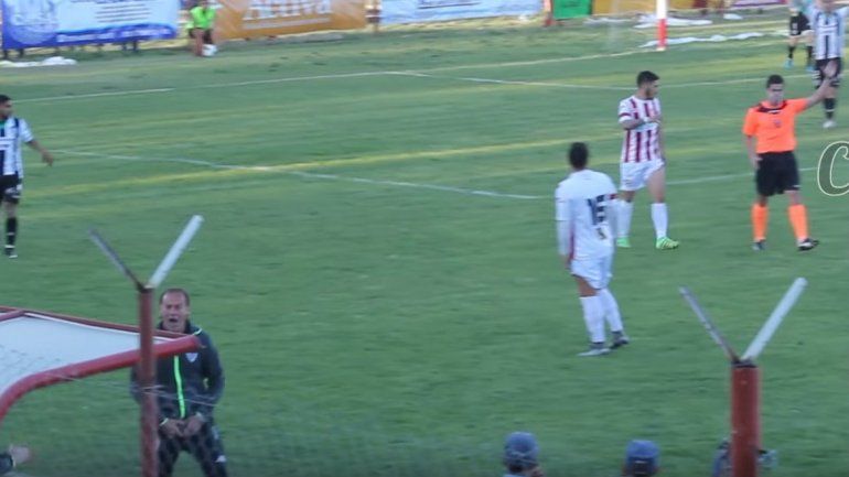 Polémico gesto del DT albinegro en el clásico con Independiente