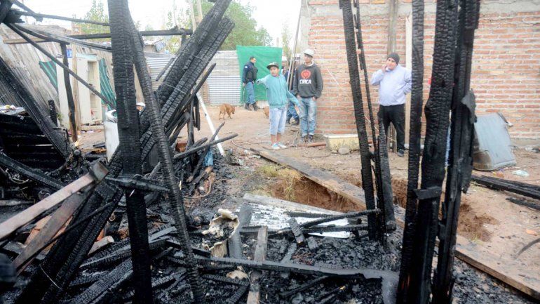 El incendio se produjo por una conexión clandestina. Los vecinos reclamaron a las autoridades una solución para regularizar esta situación.&nbsp;