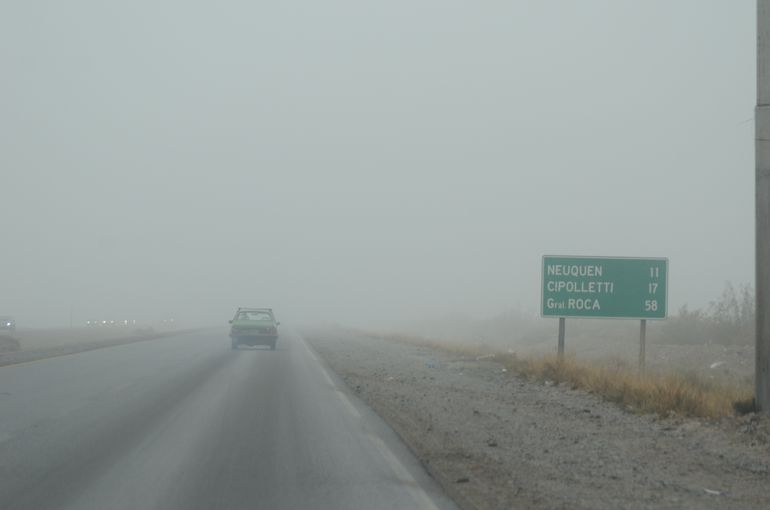 La densa niebla vistió a todo el Alto Valle.