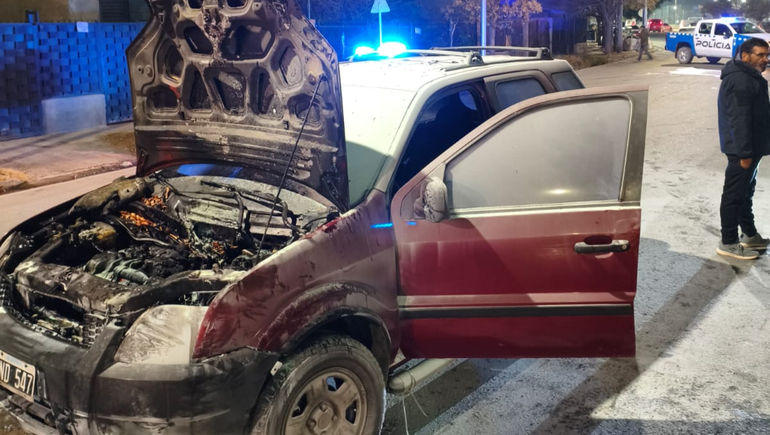 Barrio Melipal: circulaban en la camioneta y un incendio les destruyó el motor