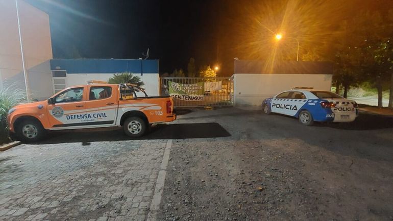 El bloqueo de ATE al corralón de Centenario fue impulsado por Defensa Civil y empleados de Saneamiento. El bloqueo de ATE al corralón de Centenario fue impulsado por Defensa Civil y empleados de Saneamiento.