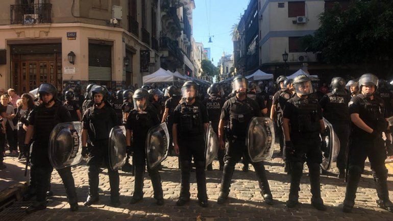 Violentos incidentes entre policías y artesanos en San Telmo