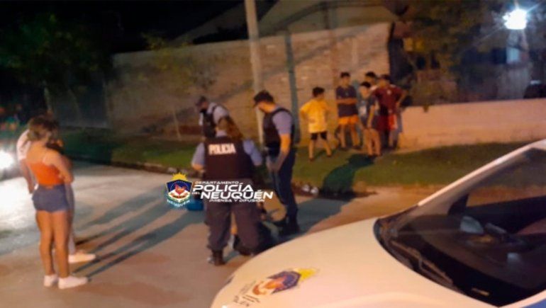 Vecinos atraparon a dos adolescentes que asaltaron a una joven