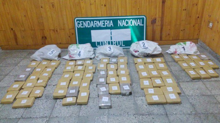 Gendarmería encontró cinco bolsas abandonadas contra el alambrado de un campo en la zona de Huarenchenque.