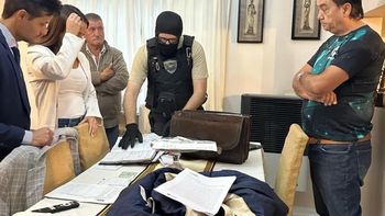 Chubut: allanamiento en la clínica de Gaiman donde daban certificados médicos truchos para obtener licencias de conducir. Chubut: allanamiento en la clínica de Gaiman donde daban certificados médicos truchos para obtener licencias de conducir.