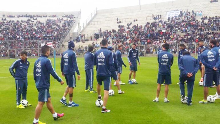 La Selección se entrenó con los hinchas siguiéndola de cerca.