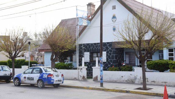 La Escuela 63 de Cutral Co donde ocurrió el violento episodio que conmocionó a la comarca petrolera.