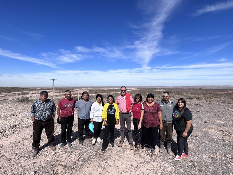 El ecuatoriano Alberto Acosta junto con representantes de la Confederación Mapuche del Neuquén.
