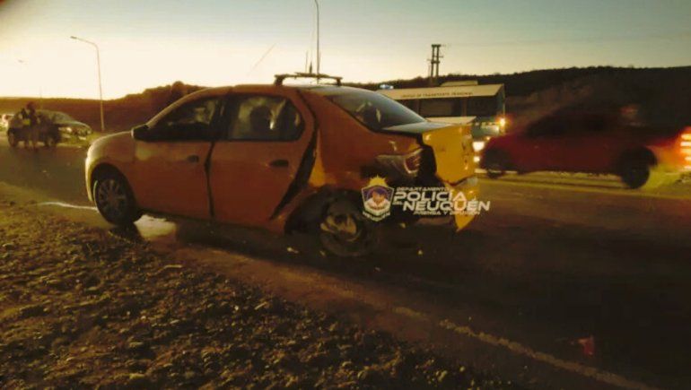 Destruyeron la licencia de conducir a un taxista por un fuerte choque que provocó con un giro en U