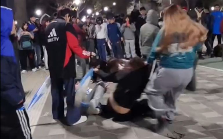 Brutal pelea entre mujeres en el centro en los festejos por el triunfo de Argentina.