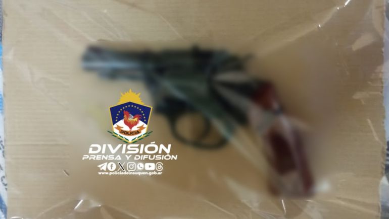 Arma recuperada durante un allanamiento por un robo de autos. Arma recuperada durante un allanamiento por un robo de autos.