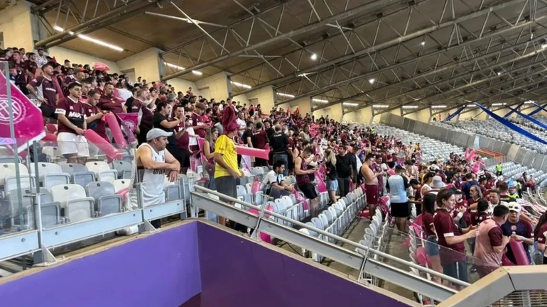 La hinchada de Lanús en Brasil.