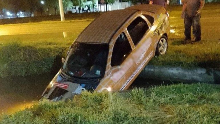 Recalculando: el GPS le indicó que doblara y cayó a un canal de riego