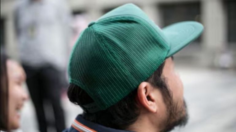 Usar gorra todos los días no es solo una moda: el rasgo psicológico que revela