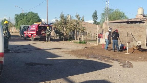 Camioneta chocó contra un nicho y causó una gran pérdida de gas