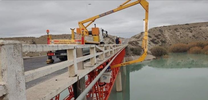 Equipos especializados de Vialidad Nacional inspeccionan las vigas inferiores del puente en la RN 22.