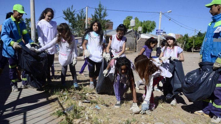Los chicos pidieron a los vecinos colaborar con el medioambiente.