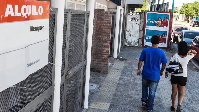 Los alquileres en la ciudad están altos y muchos vecinos se quejan. Dicen que algunos dueños ponen valores que sólo podría pagar alguien que trabaja en el mundo del petróleo.