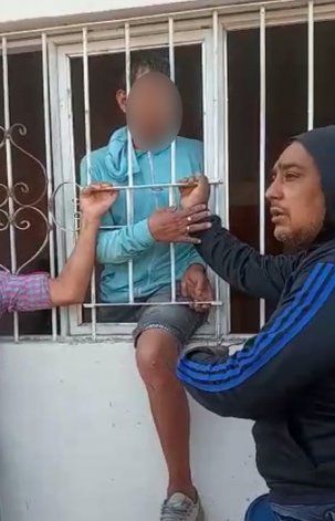 Los vecinos le cerraron las rejas y lo dejaron ahí hasta que llegó la Policía.