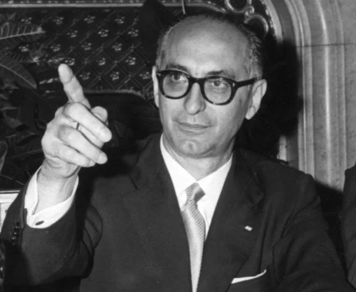 Gobierno de Frondizi: La introducción de derechos de exportación buscó amortiguar el efecto de las devaluaciones sobre el salario real. Gobierno de Frondizi: La introducción de derechos de exportación buscó amortiguar el efecto de las devaluaciones sobre el salario real.