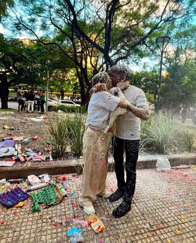 Maca Rinaldi en instagram, la compañía de Fede Hoppe en su recibida universitaria. Maca Rinaldi en instagram, la compañía de Fede Hoppe en su recibida universitaria.