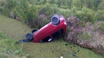 perdio el control y cayo con su auto a un desagüe: se salvo de milagro perdio el control y cayo con su auto a un desagüe: se salvo de milagro