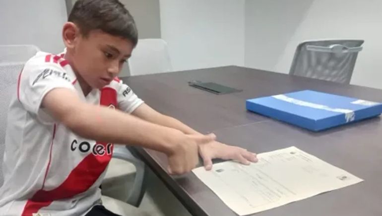 Dedo y firma: Benjamín Vargas ya es jugador de River Plate.