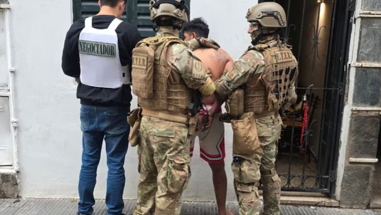 El Negro Juan es acusado de proveer de armas de fuego a un grupo de menores.