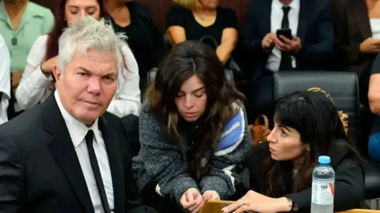 Fernando Burlando es el abogado que representa a Dalma y Gianinna Maradona en la causa por la muerte de Diego Maradona. Fernando Burlando es el abogado que representa a Dalma y Gianinna Maradona en la causa por la muerte de Diego Maradona.