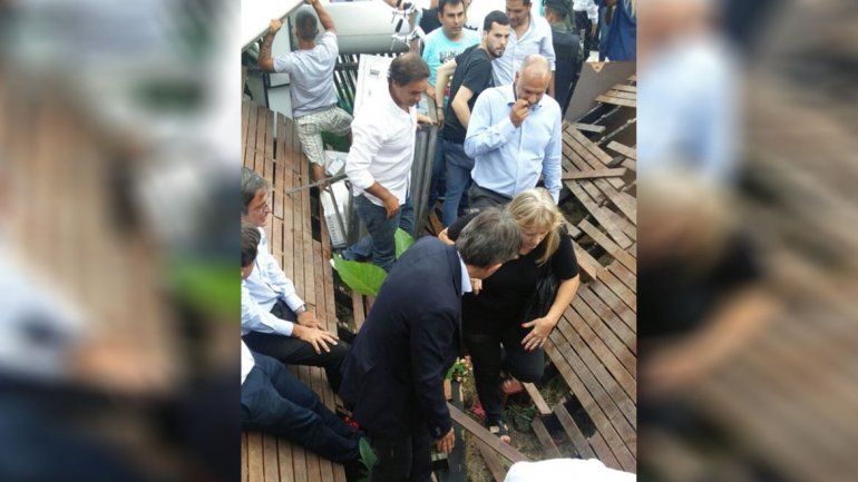 Se desplomó un escenario en plena inauguración: estaba el ministro Frigerio