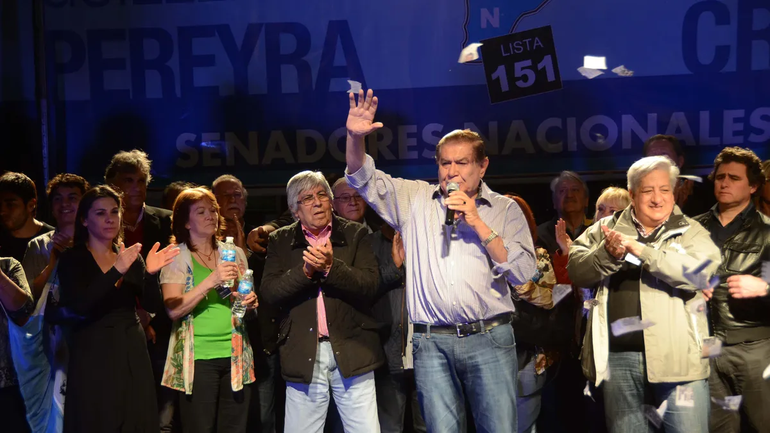 Festejos tras las elecciones legislativas de 2013. El líder petrolero se impuso a Ana Pechen por casi 25.000 votos. Lo acompañó Lucila Crexell.