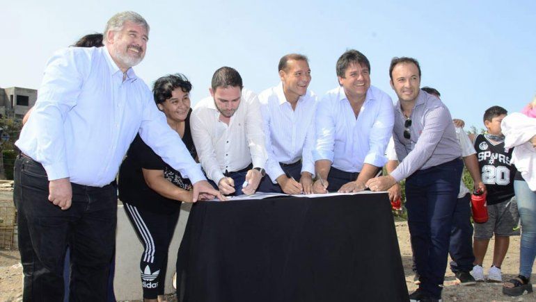 Gaido recorrió la obra de red cloacal para familias de Yupanqui Este