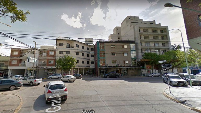Un hombre está grave tras caer del tercer piso de un hotel del centro