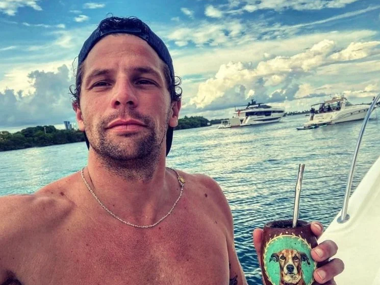 El cocinero tiene un mate con la imagen de su fiel amigo. El cocinero tiene un mate con la imagen de su fiel amigo.