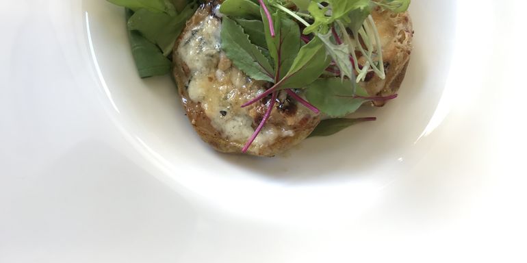 Peras asadas, rellenas con queso azul.