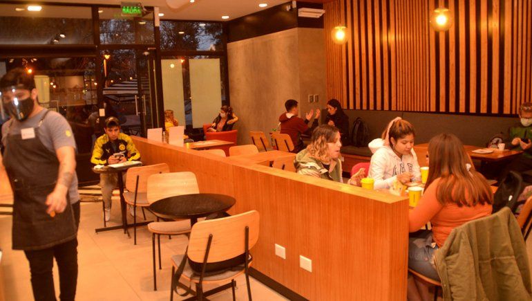 Bares y cafés de Cipolletti llenaron las mesas en la reapertura