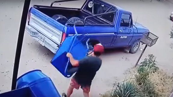 Robó una carretilla y una hormigonera a plena luz del día