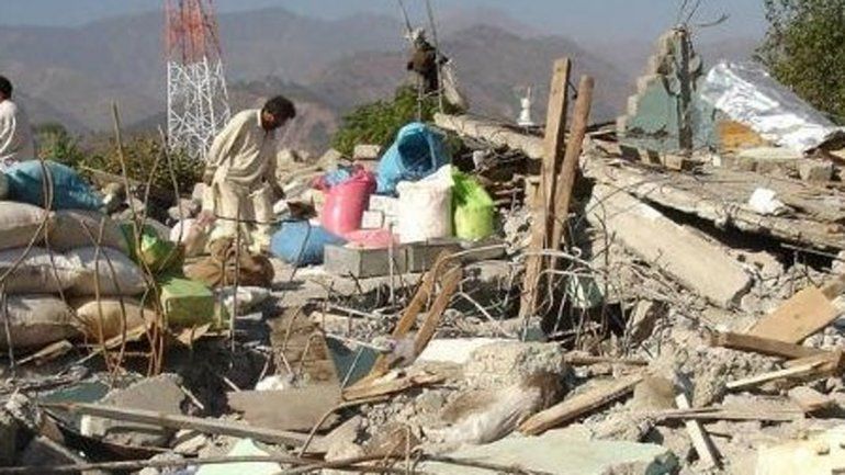 Fuerte terremoto sacudió Asia y causó al menos 100 muertos