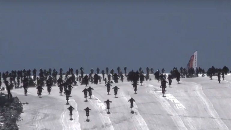 Mirá cómo caen decenas de ciclistas en un espectacular accidente