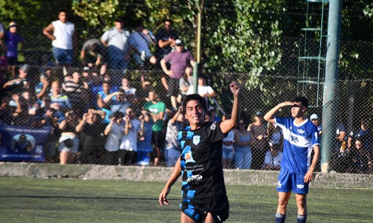 Fernando Inda festeja su gol contra Jorge Newbery en el último partido. Fotos: gentileza RDLS Noticias 