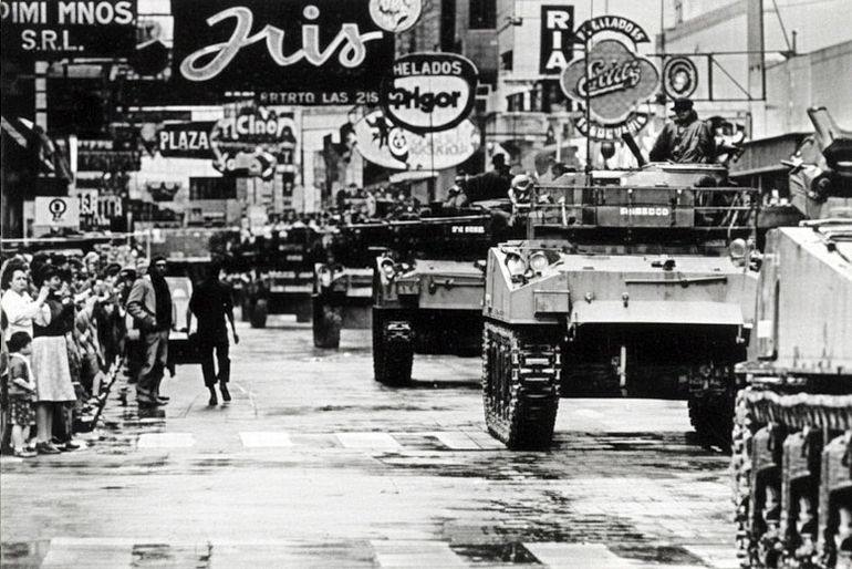 Tanques argentinos del Agrupamiento General Las Heras desplazándose en una ciudad neuquina, según , el historiador y teniente coronel Roberto Fabián Arias Malatesta. Tanques argentinos del Agrupamiento General Las Heras desplazándose en una ciudad neuquina, según , el historiador y teniente coronel Roberto Fabián Arias Malatesta.