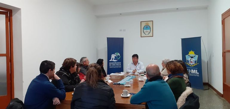 El intendente de Chos Malal, Hugo Gutiérrez, junto a integrantes de la asociación que nuclea a los pacientes oncológicos del norte de la provincia y sus familiares.