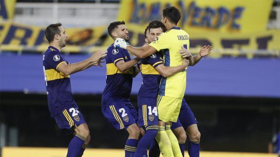 Boca perdió en los 90 y clasificó por penales a cuartos de la Copa