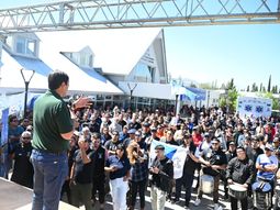 Marcelo Rucci encabezó el acto de la entrega de una nueva unidad de terapia intensiva móvil (UTIM) en la localidad de Chos Malal. Marcelo Rucci encabezó el acto de la entrega de una nueva unidad de terapia intensiva móvil (UTIM) en la localidad de Chos Malal.