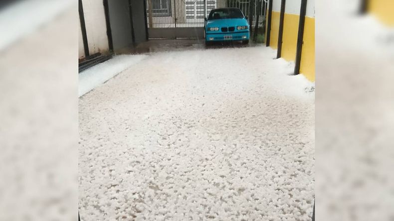 En Plaza Huincul y Cutral Co cayó granizo en la tarde de este miércoles. | LM Neuquen En Plaza Huincul y Cutral Co cayó granizo en la tarde de este miércoles.