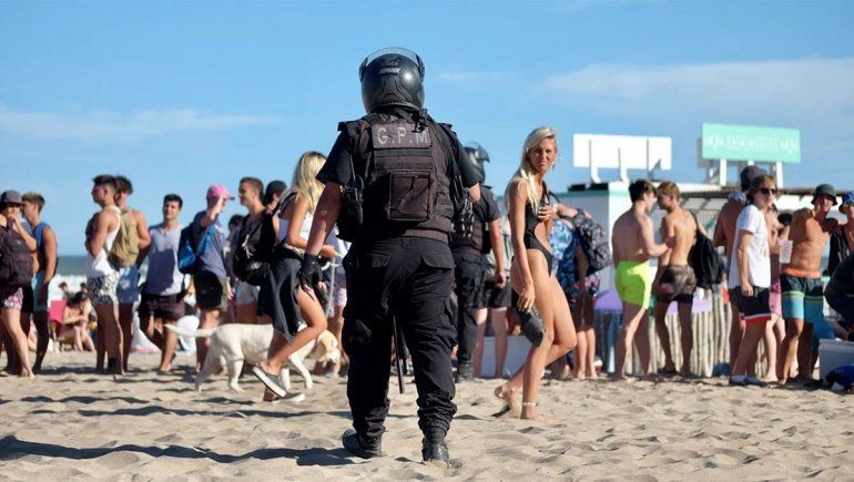 Corridas y desalojo: la Policía dispersó en la playa a cientos de jóvenes