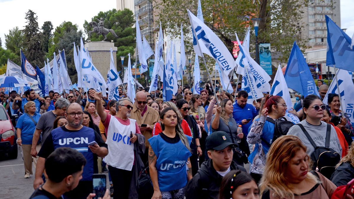Importante marcha en Neuquén en el marco del paro general de la CGT