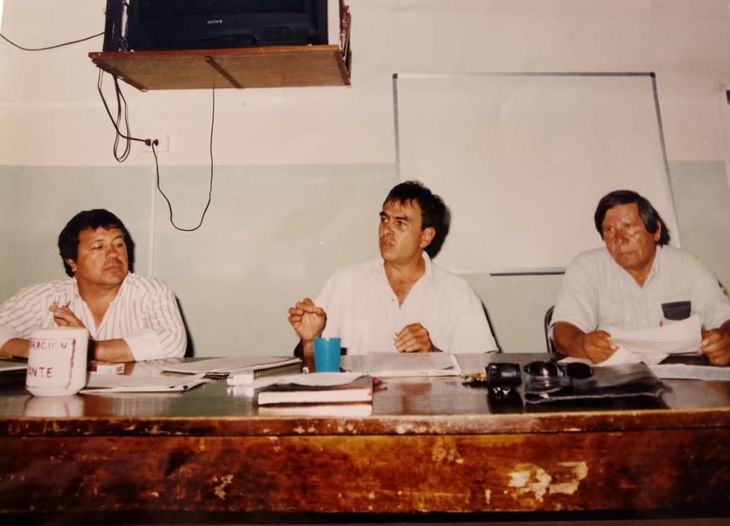 Una de las primeras asambleas que organizó la Coordinadora de Exagentes Ypefianos en 1999 Una de las primeras asambleas que organizó la Coordinadora de Exagentes Ypefianos en 1999