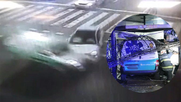 Una ambulancia chocó contra un auto y terminó incrustada en un local